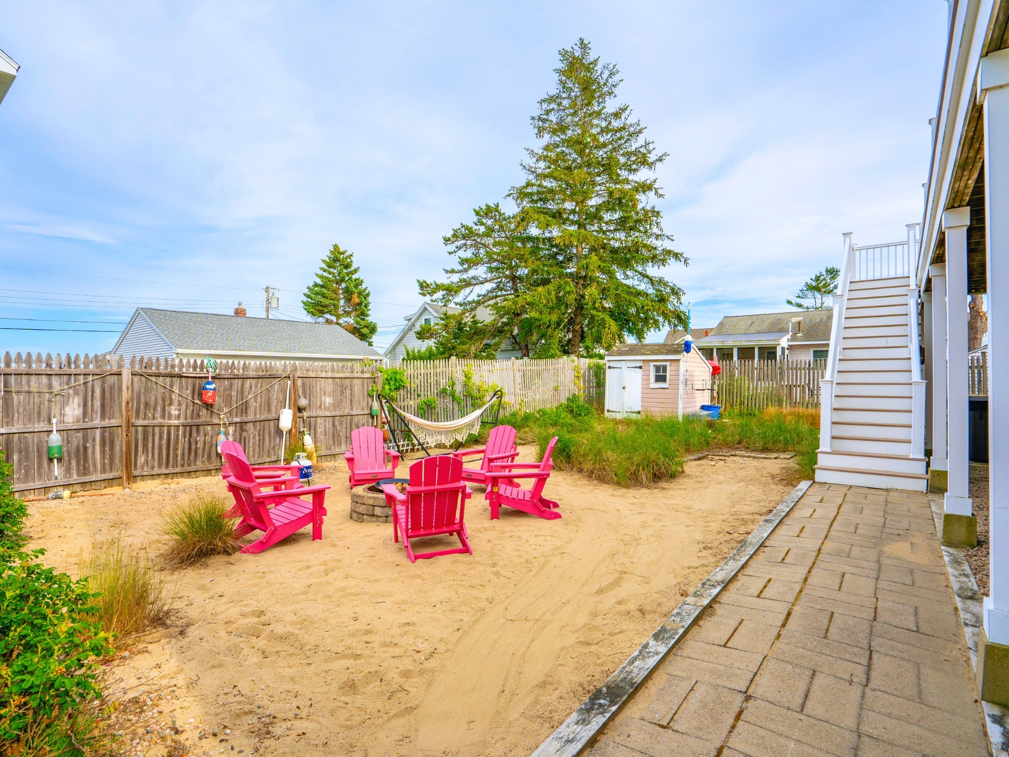 Perfect for chilly nights: our firepit and swing are calling your name!