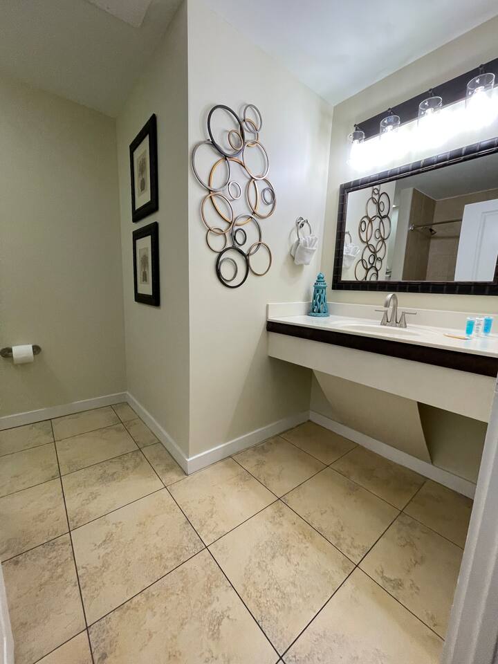 East master en-suite bath