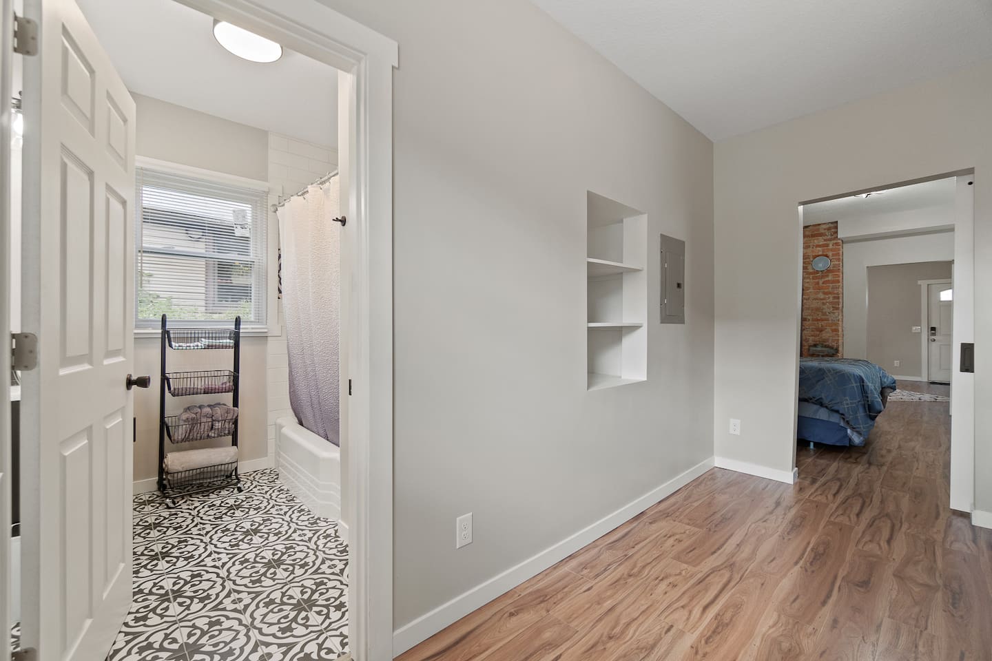 Bathroom with seamless access to the bedroom, offering convenience and privacy for a relaxing stay.