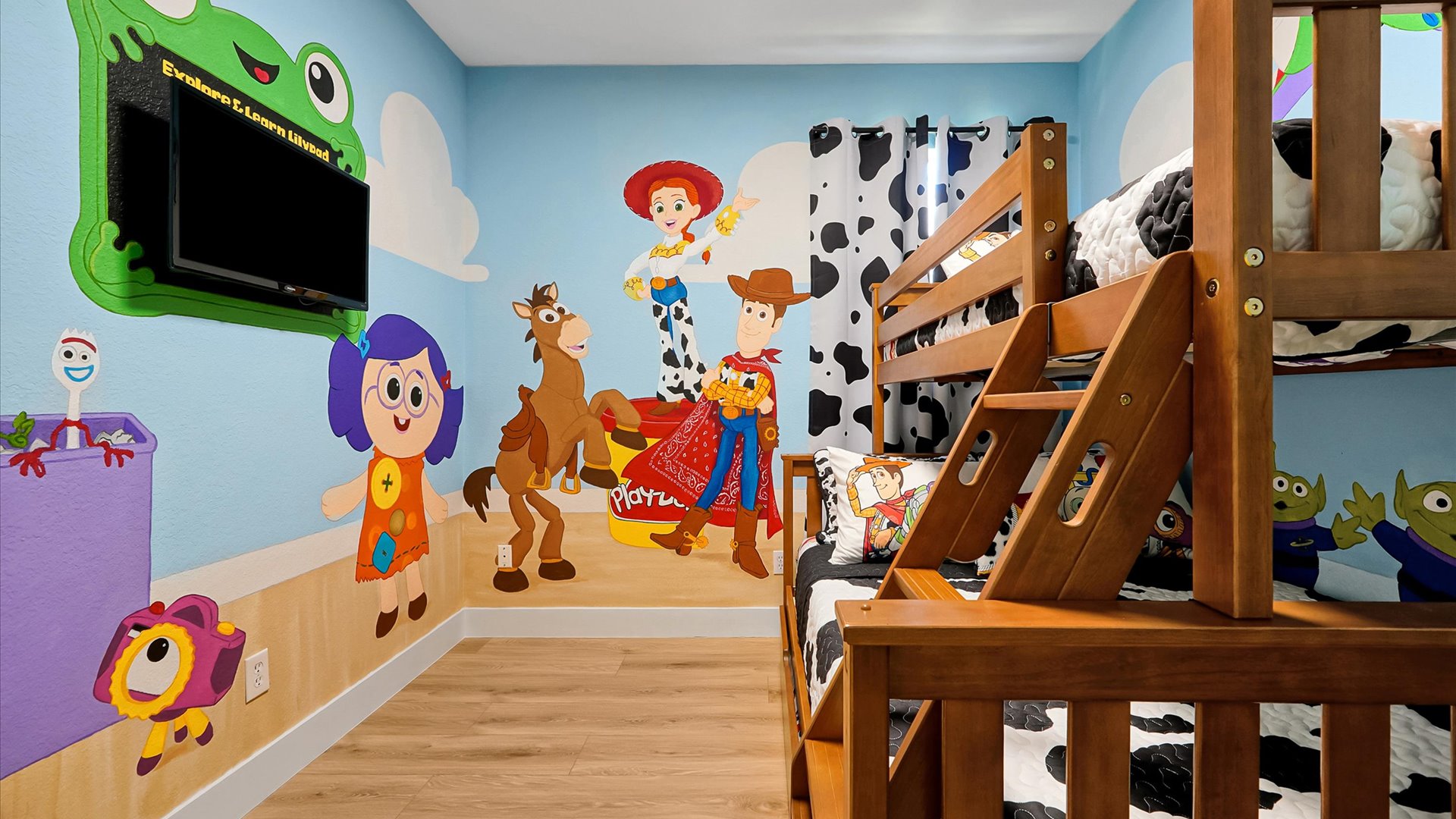 Toy Story Adventure: Immersive Toy Story–themed bedroom with a full-over-twin bunk bed and colorful floor-to-ceiling details.