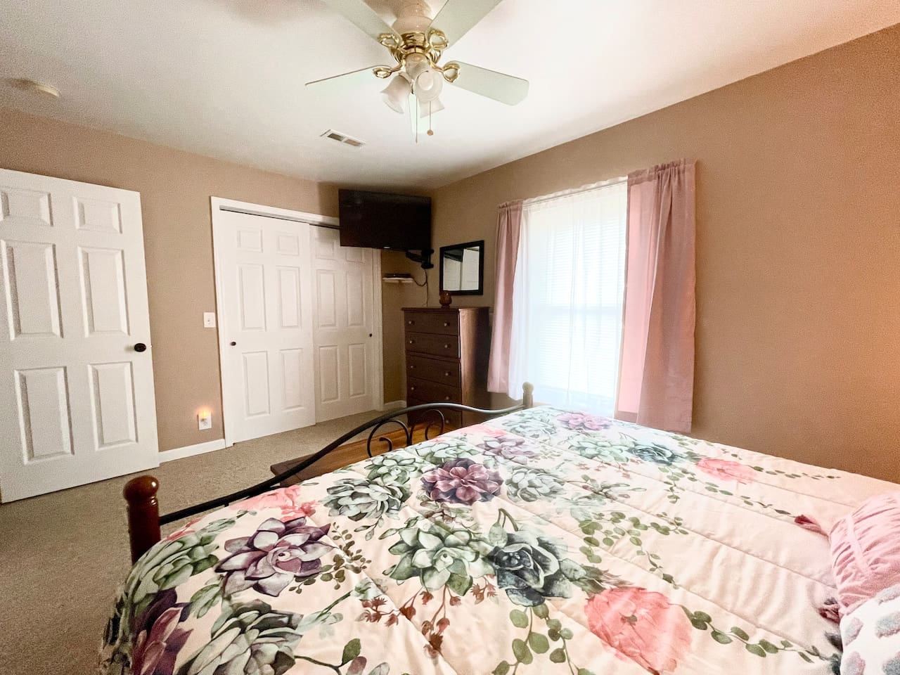Master 1st bedroom has King Bed, cable tv and a view of the lake