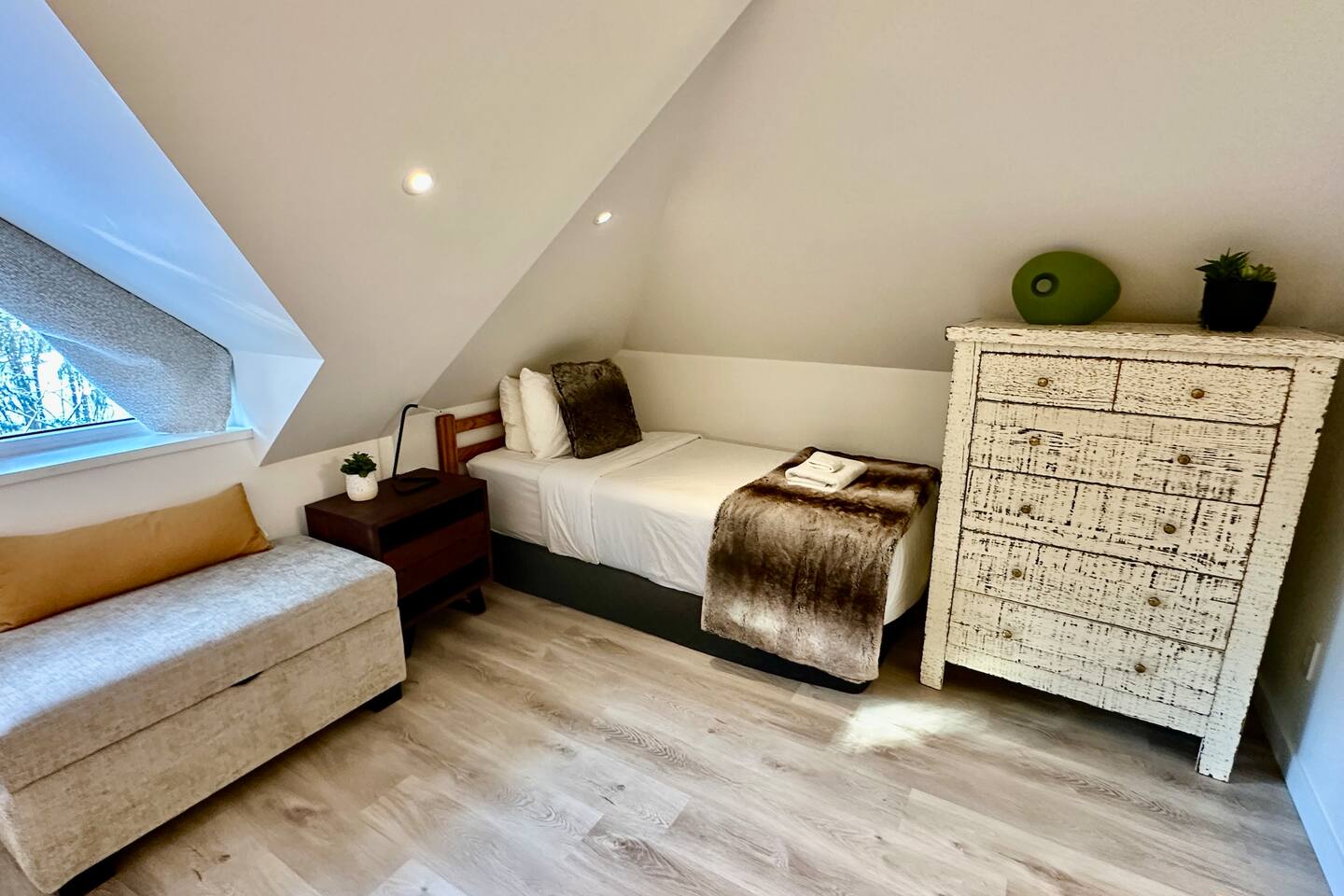 Master bedroom includes an additional XL Twin bed nook for added flexibility. 