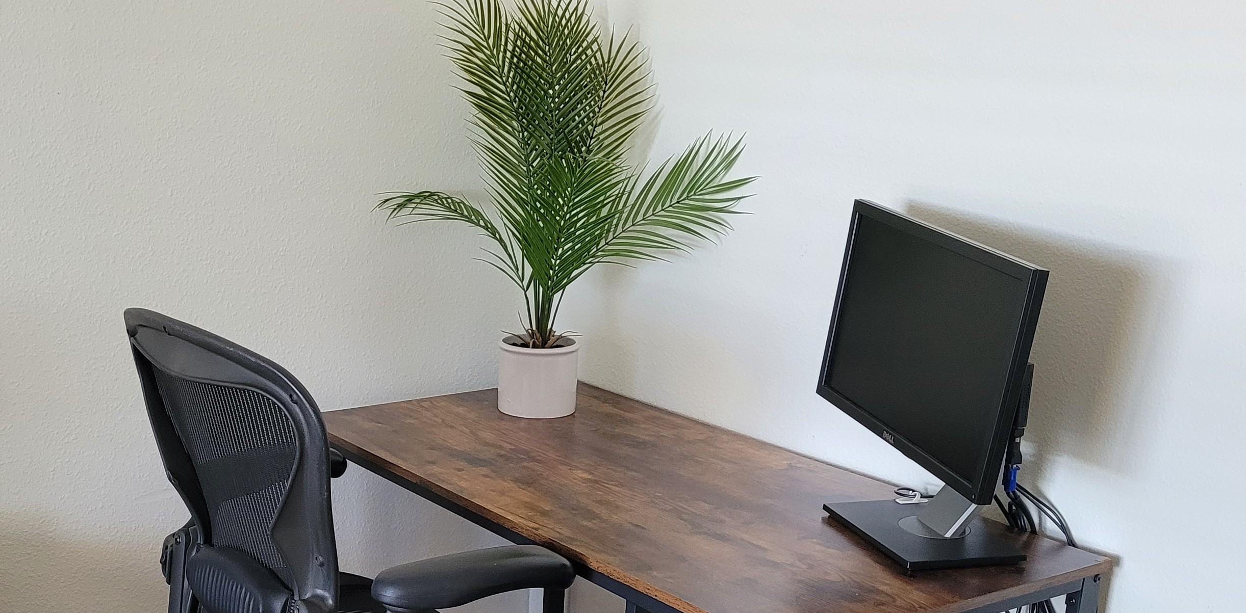 The workstation is located in the master bedroom.Utilize dual monitor when you plug the USB cord into your laptop.