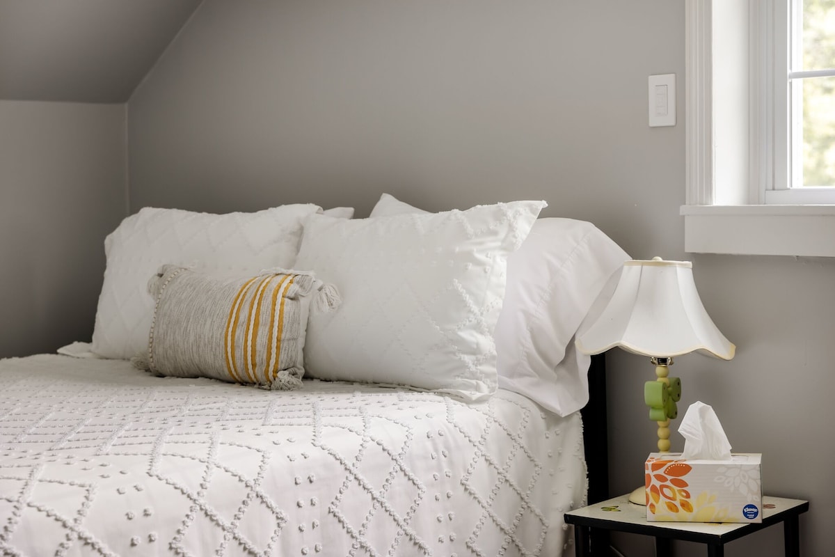 From the "Five" bdr you can see our neighbor's pony, Five. Queen&Sofa bed-full