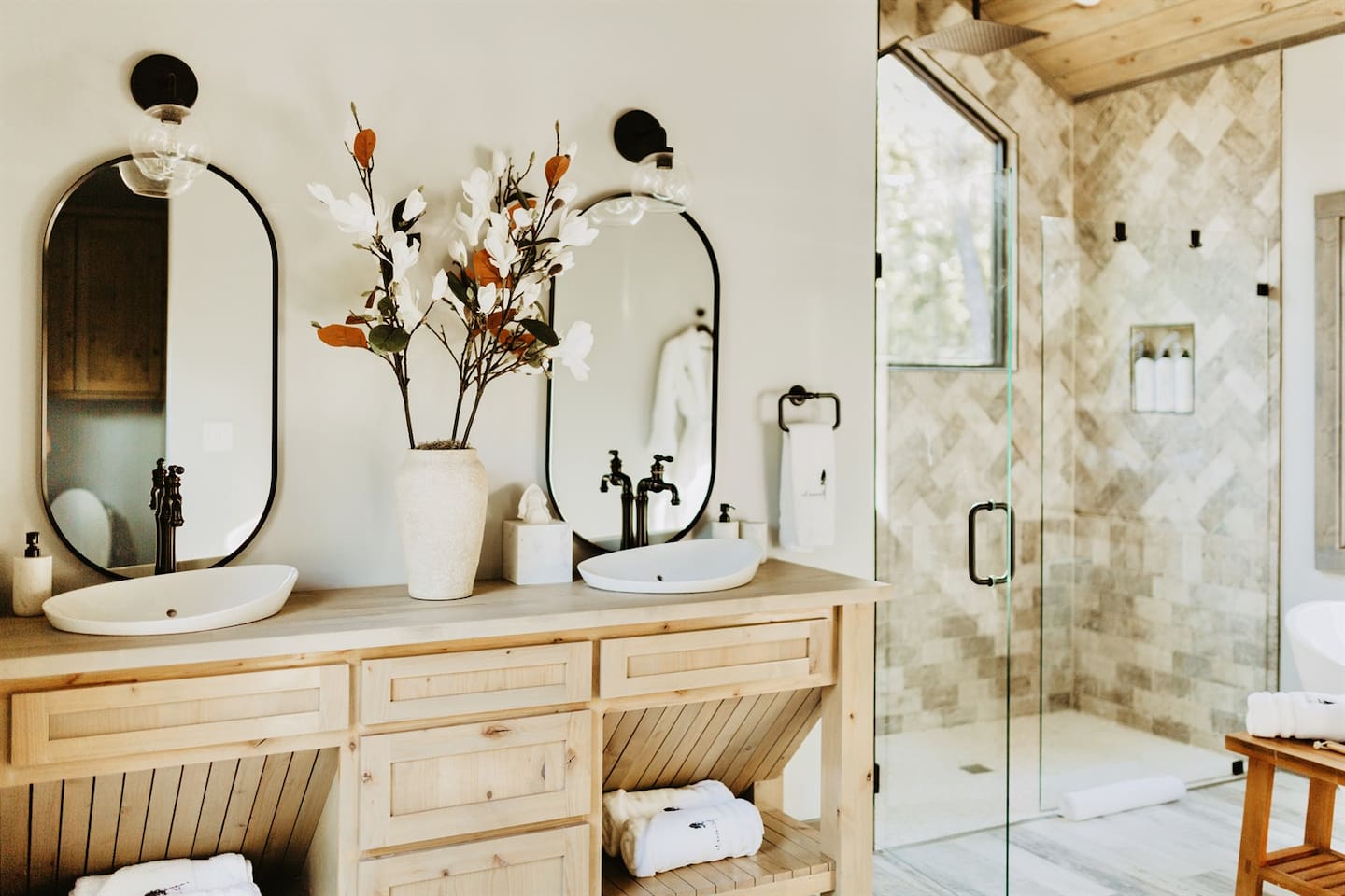 Spacious bathroom with beautiful decor