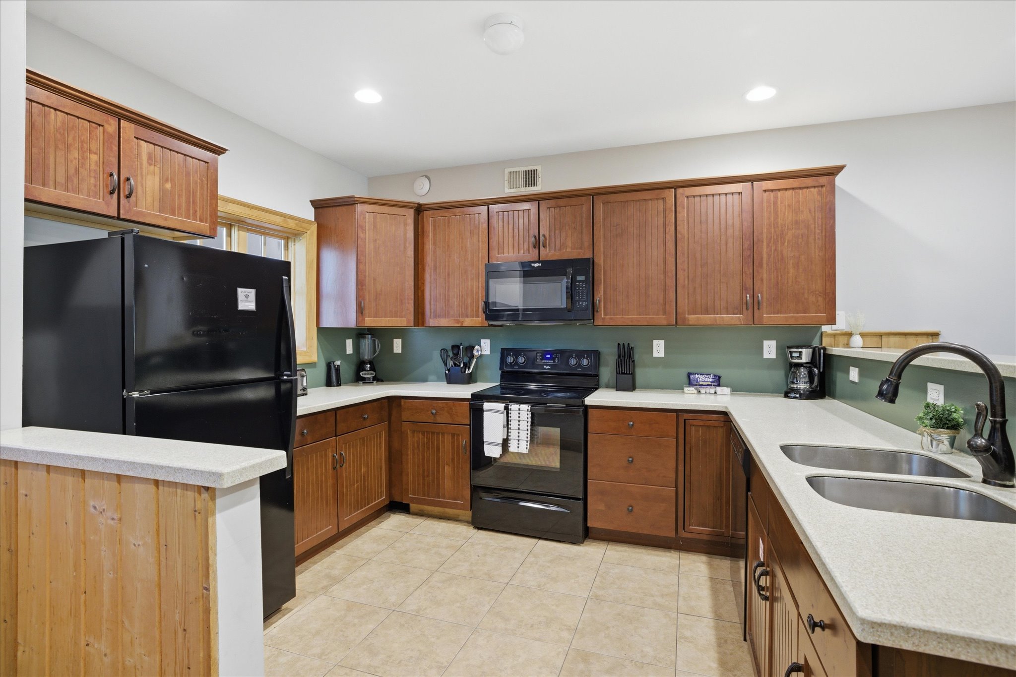 The kitchen sets the tone for the stay—open, spacious, and made for gathering, where meals turn into moments and no one feels left out of the conversation.