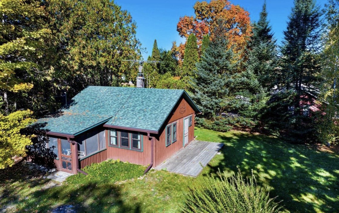 The Rustic Shamrock sits on 60ft of the Intermediate River, three properties down from Intermediate Lake.Enjoy your own private dock, fire pit, kayaks and propane bbq.