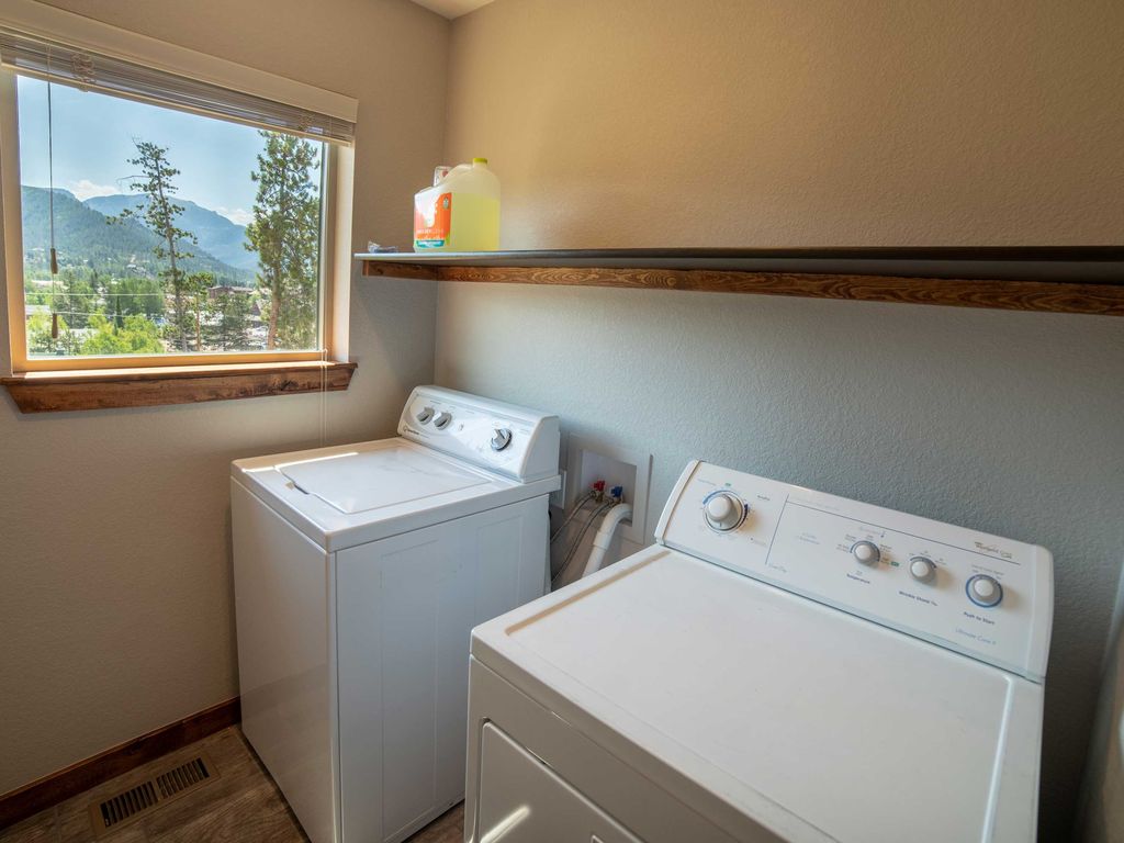 Washer/Dryer on upper level