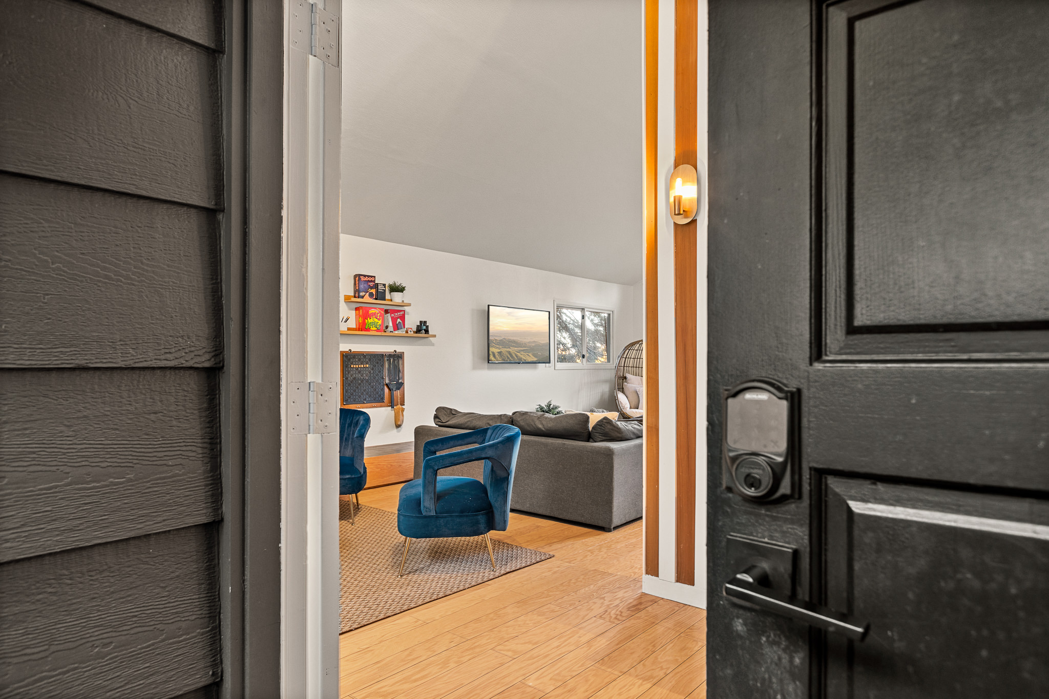 Welcome to your Home Away From Home! As soon as you walk through the door you will be swept away by the modern decor and the treetop views.