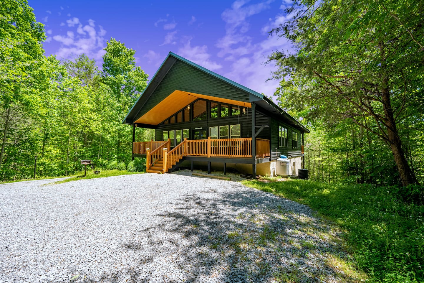Large parking lot, gorgeous Black and Tan cabin, beautiful trees. Sign us up!