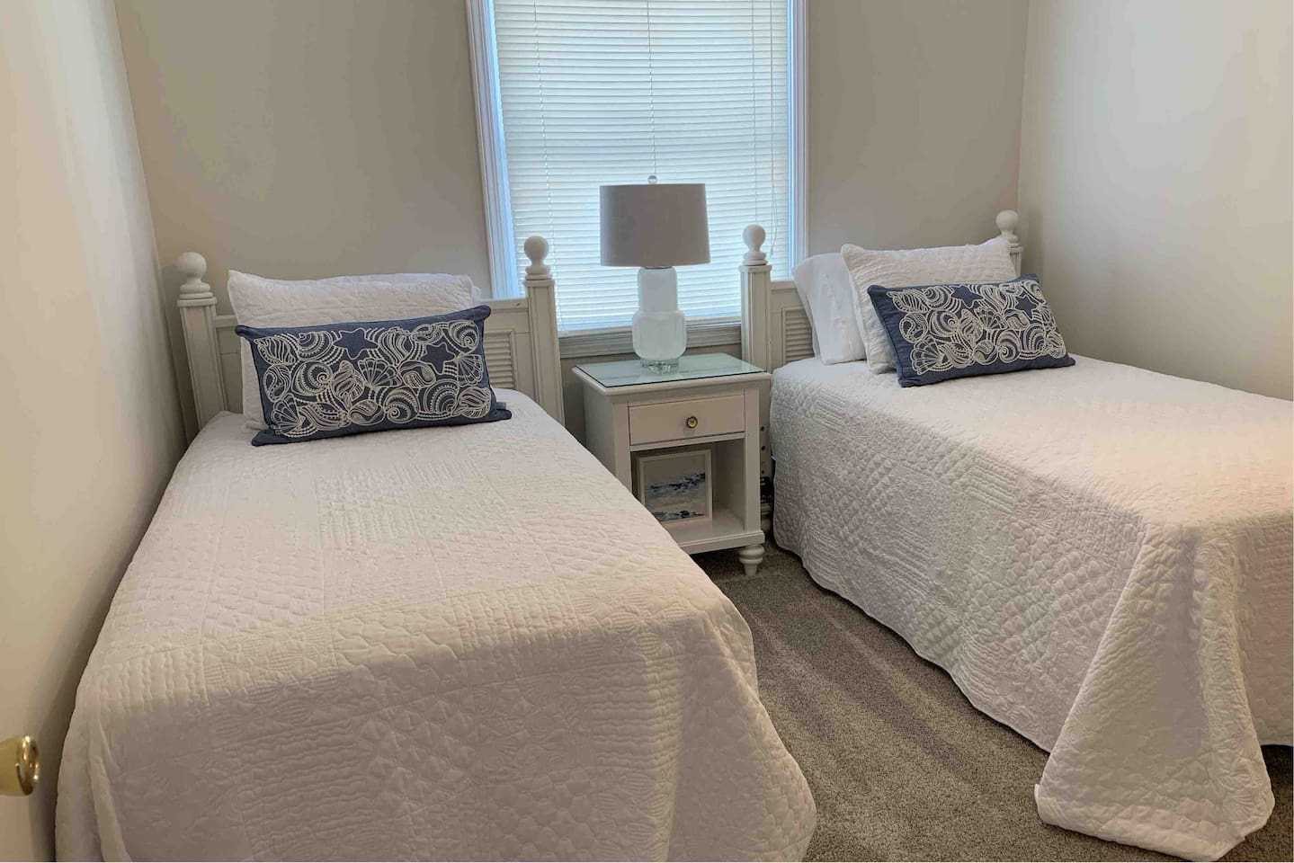 Downstairs Bedroom - Twins