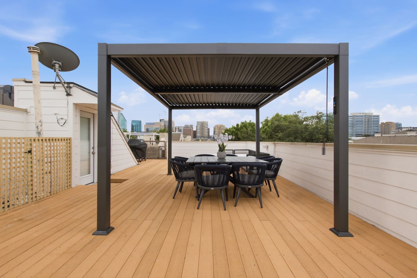 Rooftop dining with the Dallas skyline as your backdrop. Pull up a chair, fire up the propane grill, and take in the cityscape from your own private perch above Thomas Avenue.
