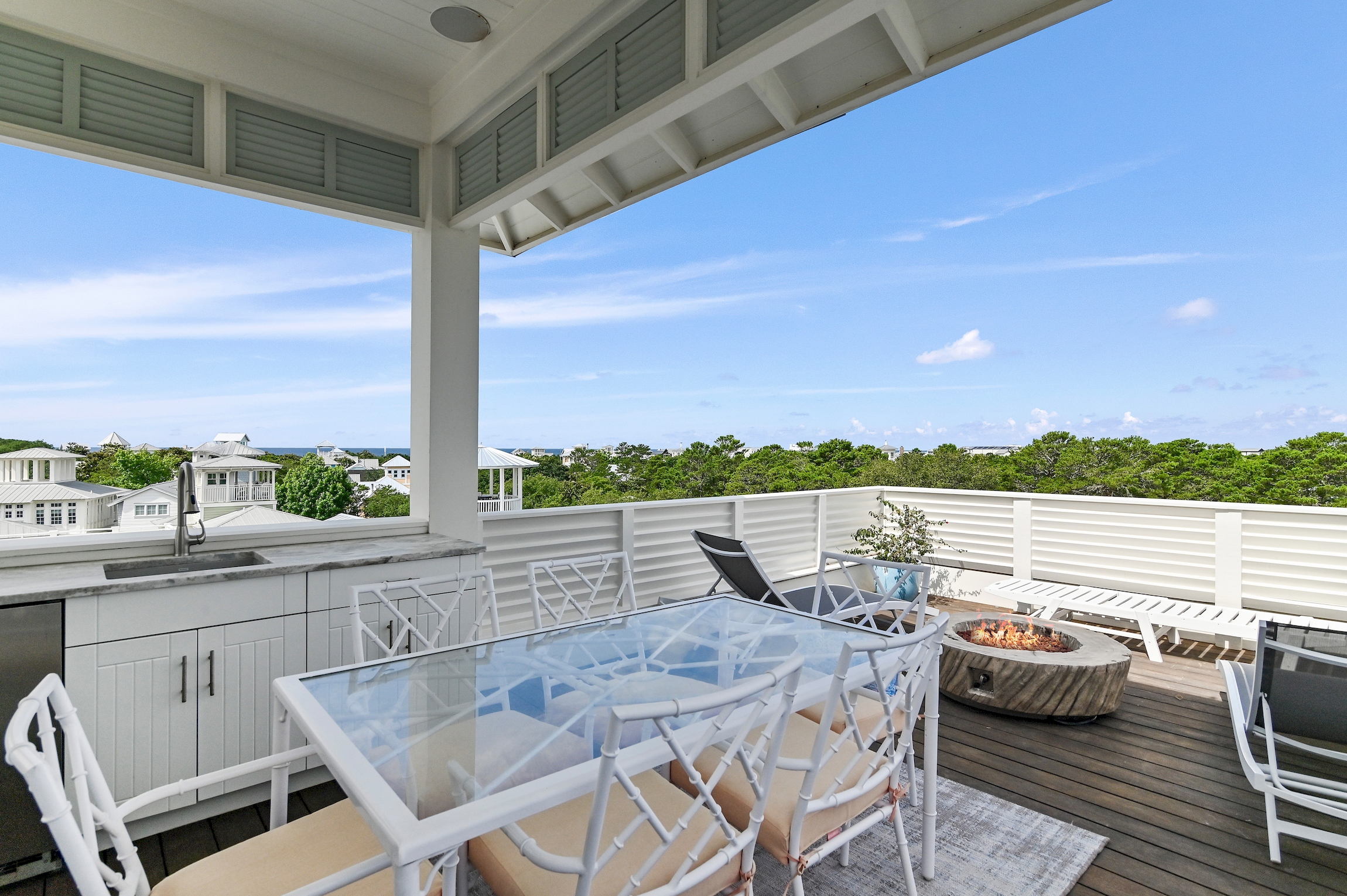 The outdoor dining table is the perfect spot to enjoy dinner with Gulf views!