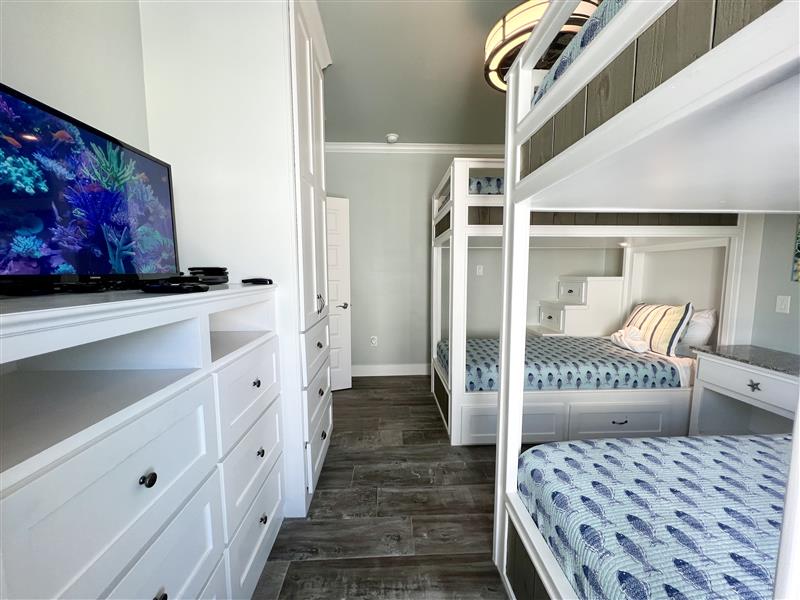 Crystal Paradise Bedroom 5: Family‑friendly bunk room with twin beds and Jack‑and‑Jill ensuite access