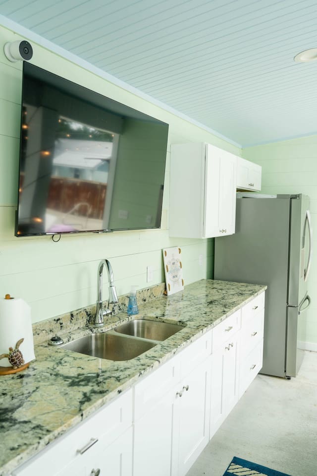 Watch your favorite team win at the perfect bar area, or enjoy a few drinks if they lose! 