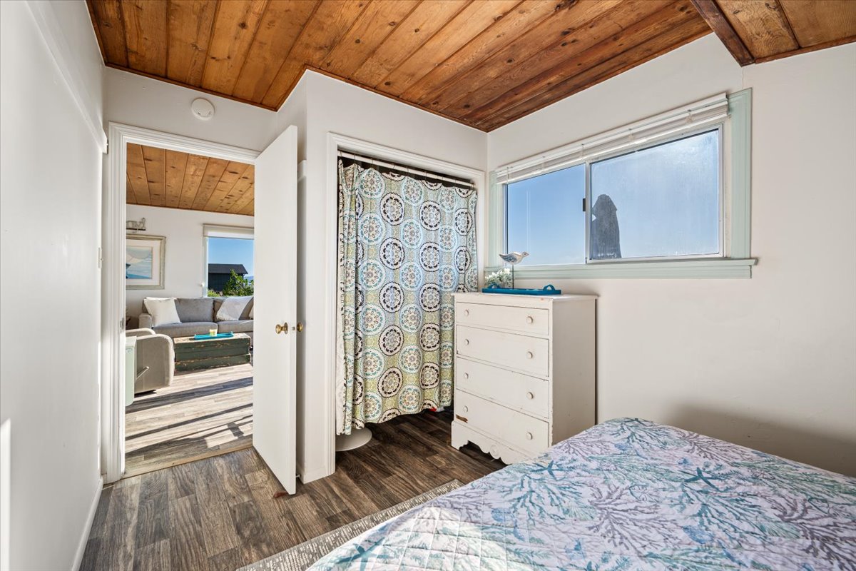 Queen bedroom with closet and en suite bathroom