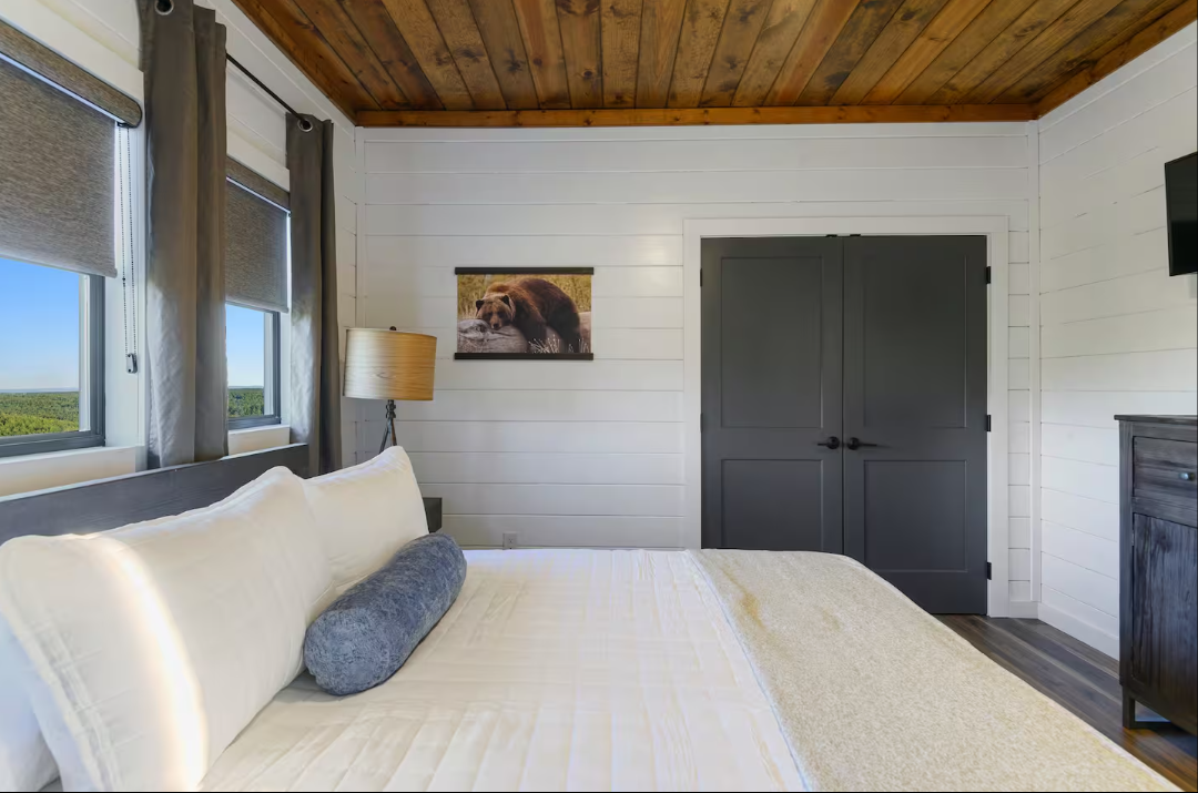 This bedroom shares a full bathroom with the King room upstairs.
