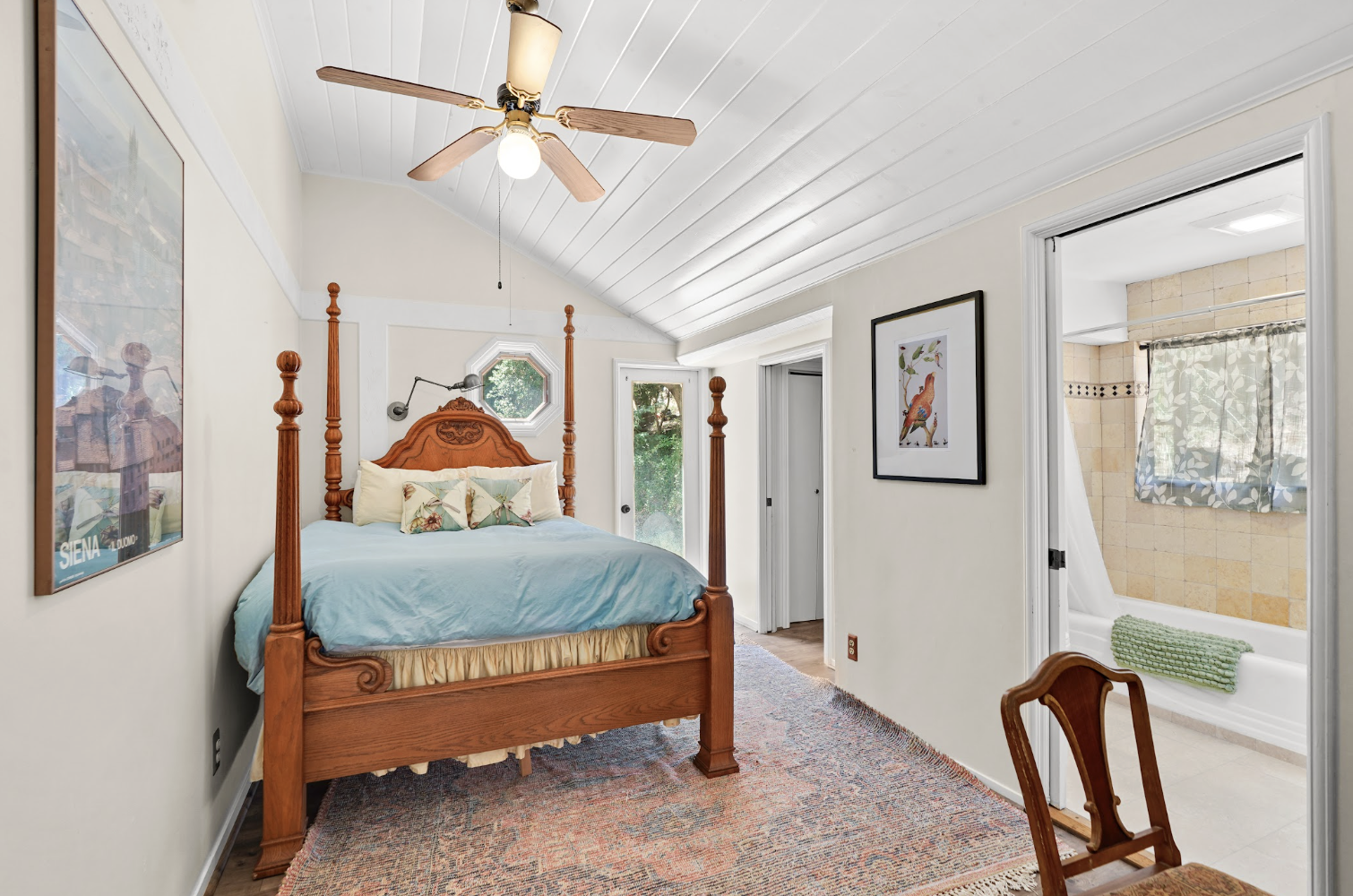 Spacious suite with Queen bed with ensuite bathroom