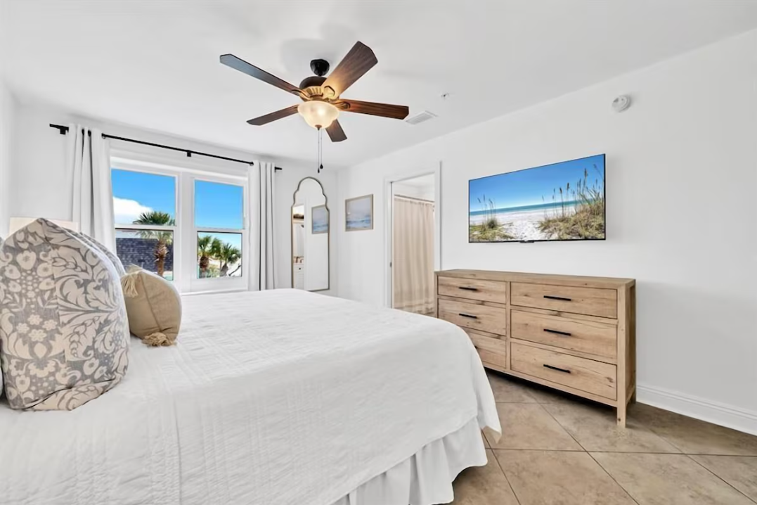 Bedroom 1: KING BED, Gulf Views, 50" Smart TV, Large Closet, Bathroom with dual vanity and shower/tub combo (Sleeps 2)