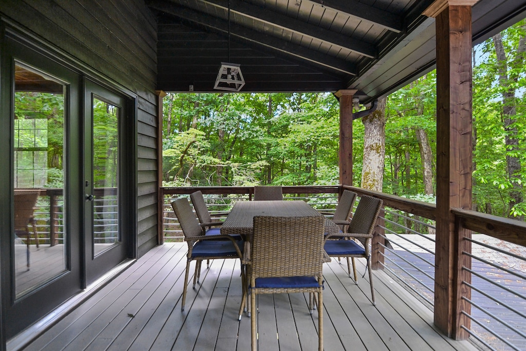 Outdoor dining area w/ 6 chairs 