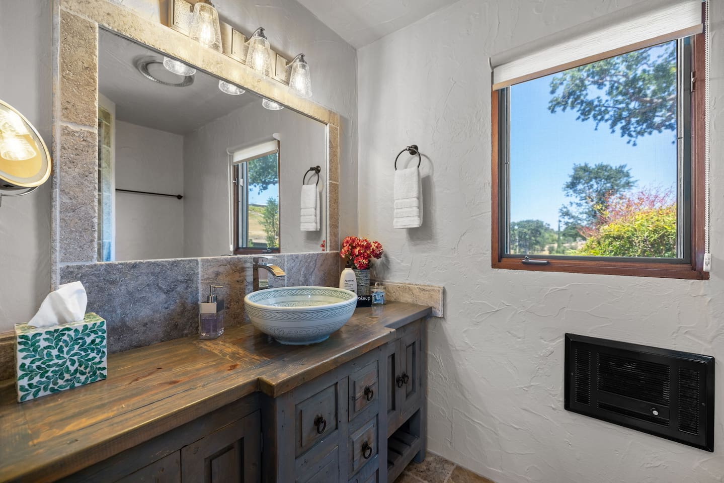 Hall bathroom with amenities