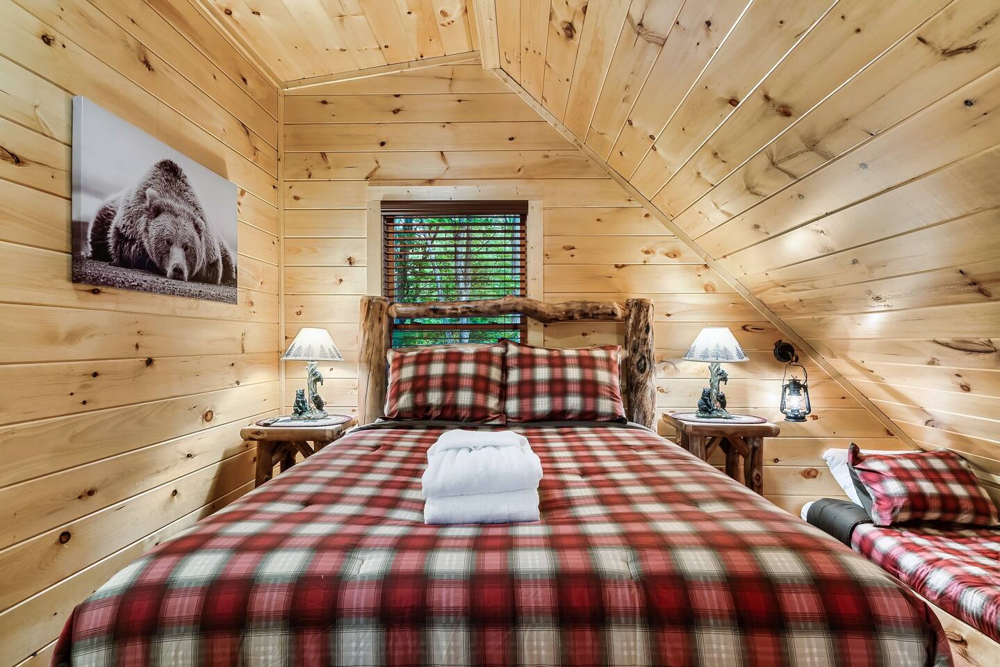 Bedroom #2 Queen bed w/ two built in beds (cot size) perfect for kids w/ private ensuite bathroom
