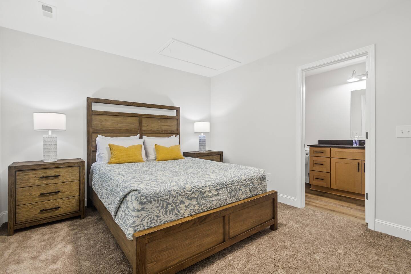 Queen bedroom - Unit B