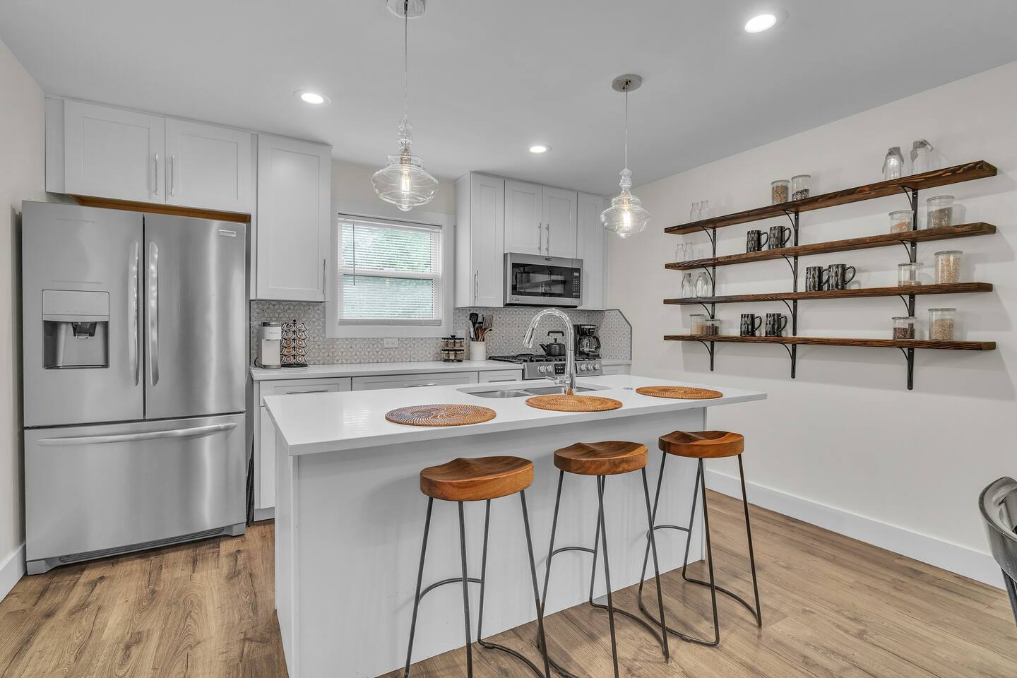 Completely equipped kitchen, Open floor plan, Large island bar