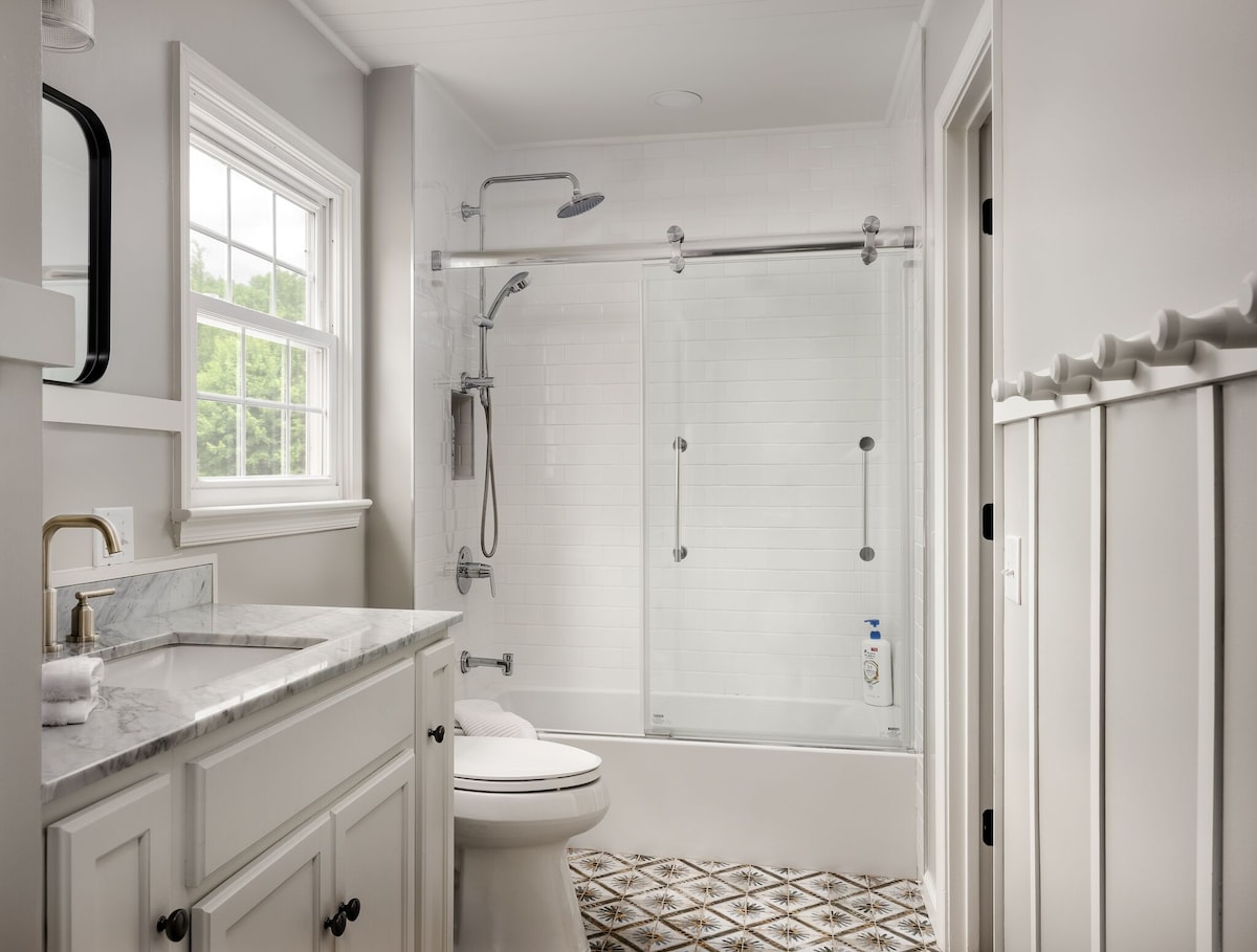 Jack and Jill bother off La Vista and El Sueño bedrooms. Soak in the tub.