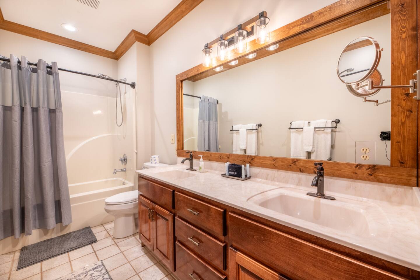 Primary Ensuite Bathroom 1 w/tub