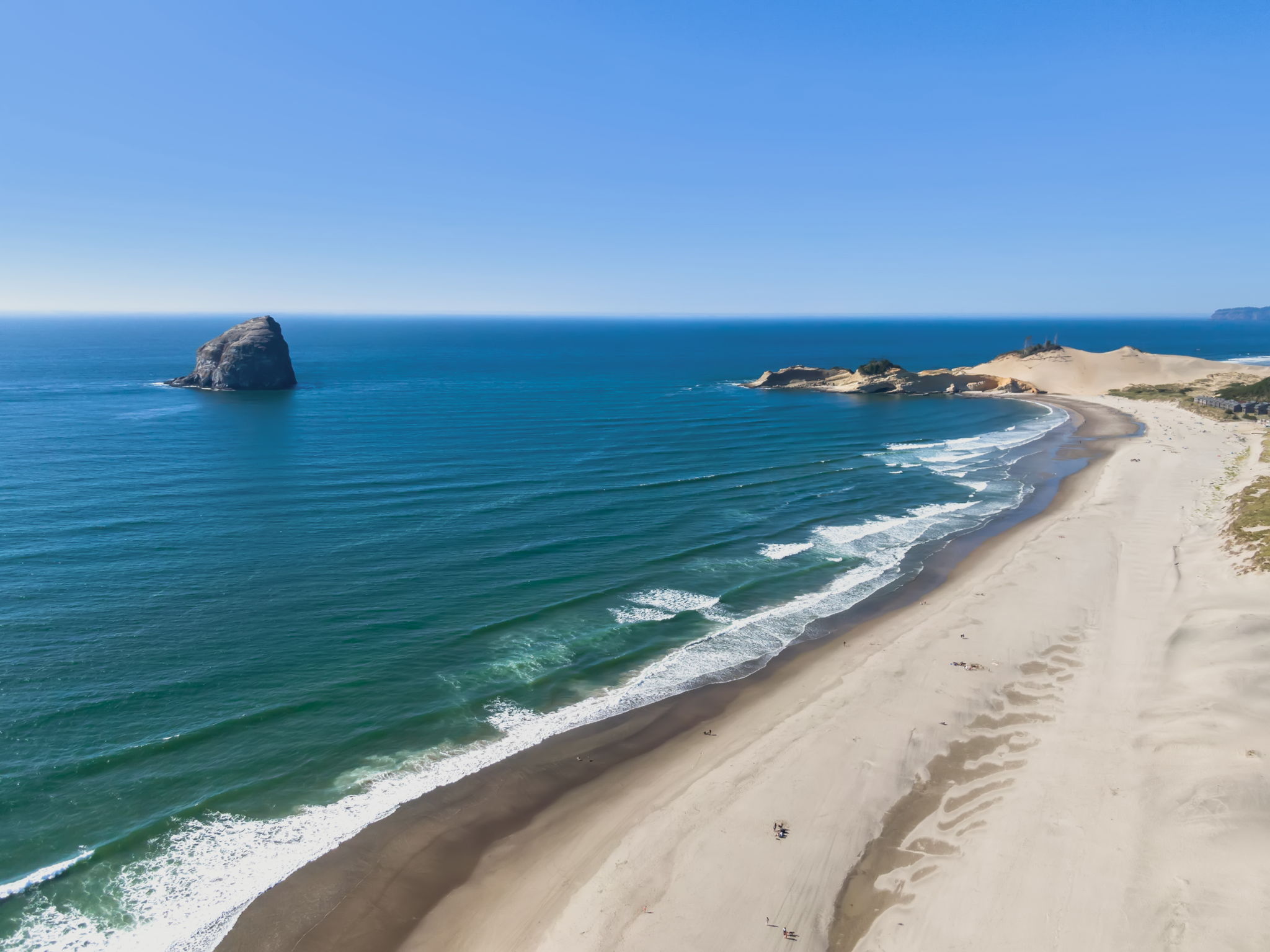 Located within walking distance to the famous Cape Kiwanda