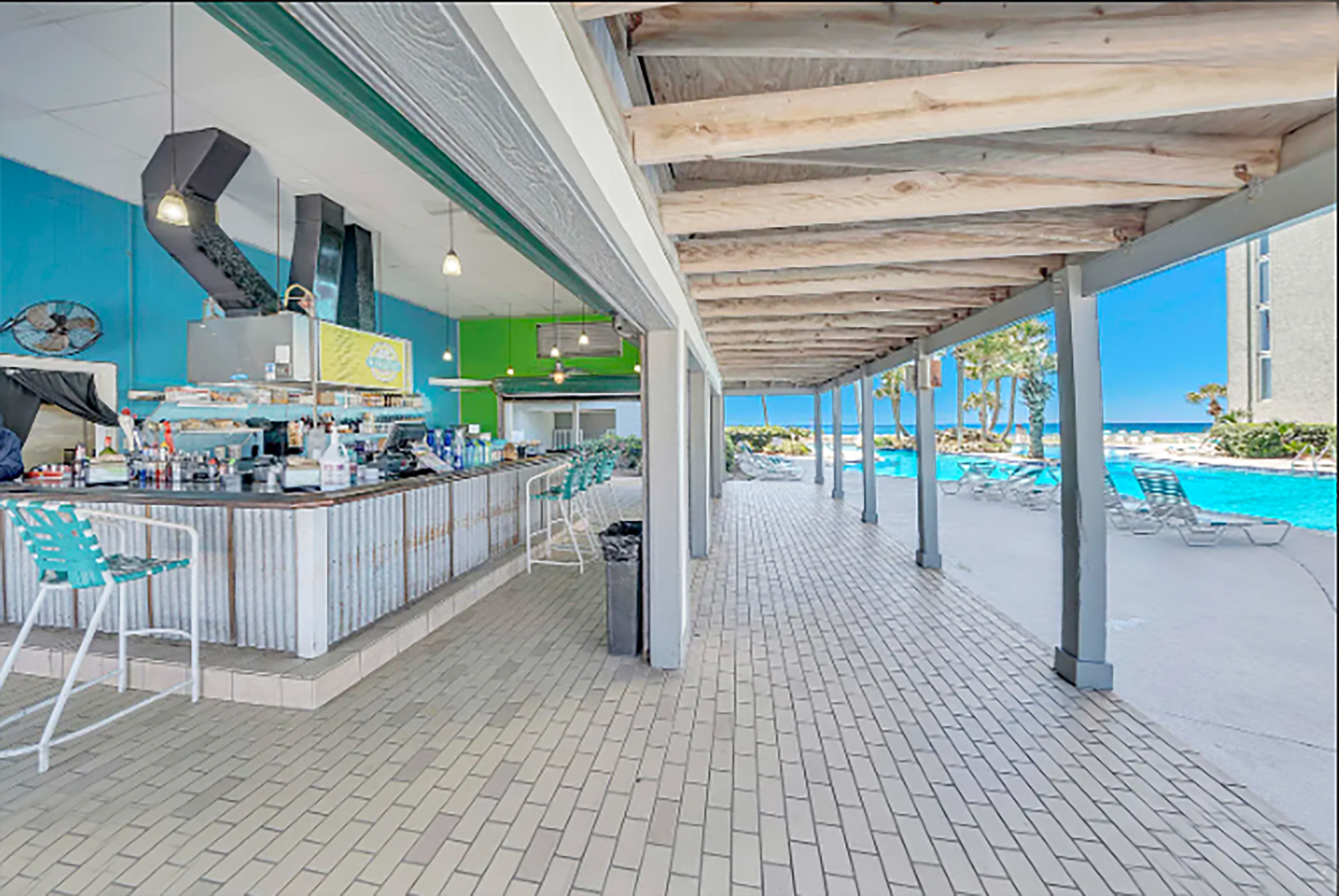 The Hangout - poolside Bar and Grille (Seasonal)