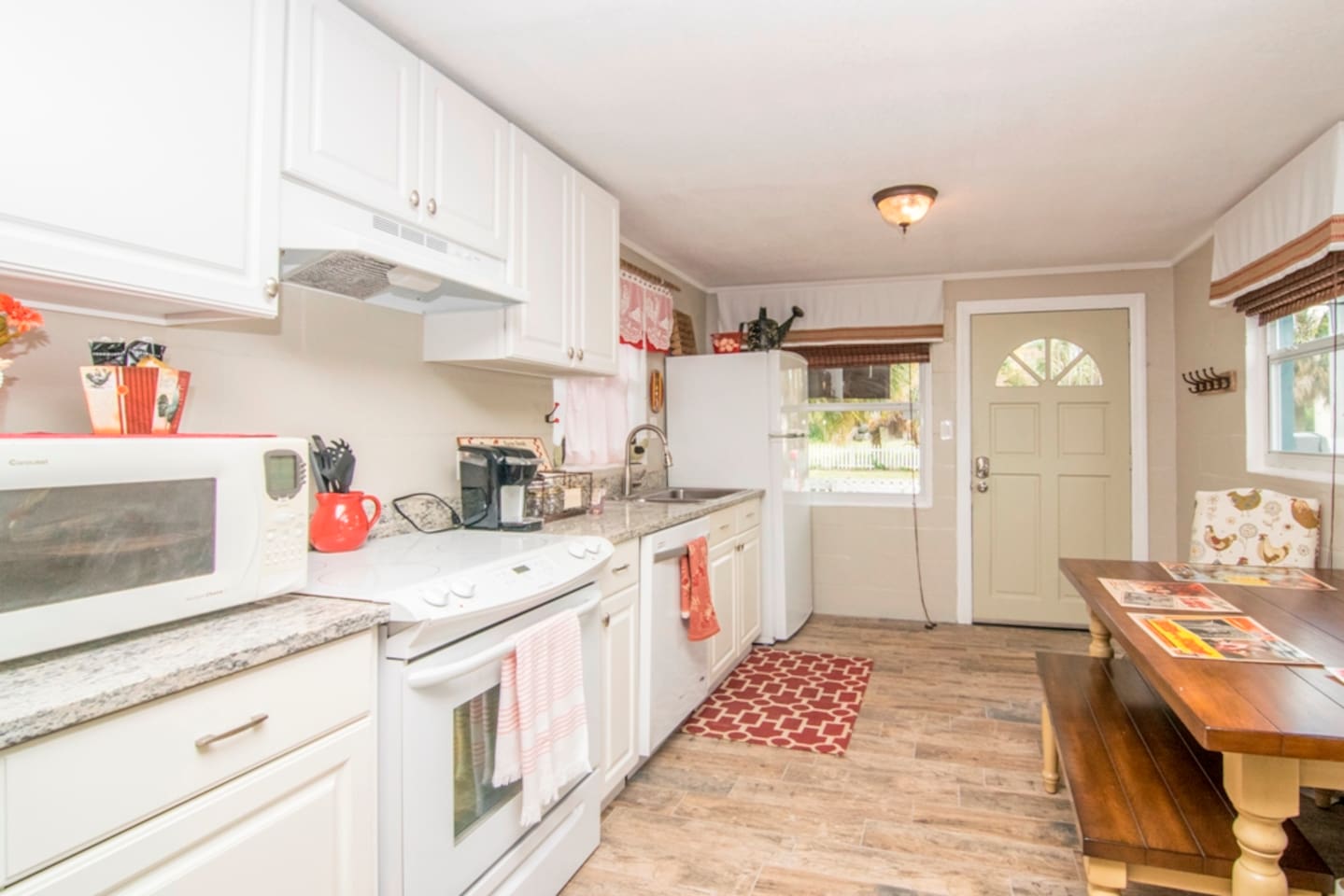 "All the functional needs of a home (we cooked a few meals and did laundry) with a vacation feel. The neighborhood is eclectic and fun - with chickens and roosters roaming everywhere!"
-Patrick & Andrew
Guest Review