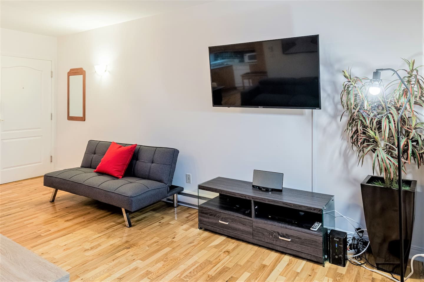 Salon avec écran télévision de grande dimension.