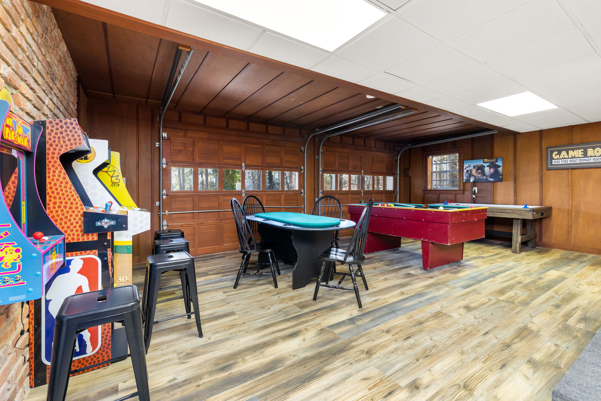 Arcades, air hockey, pool game table!