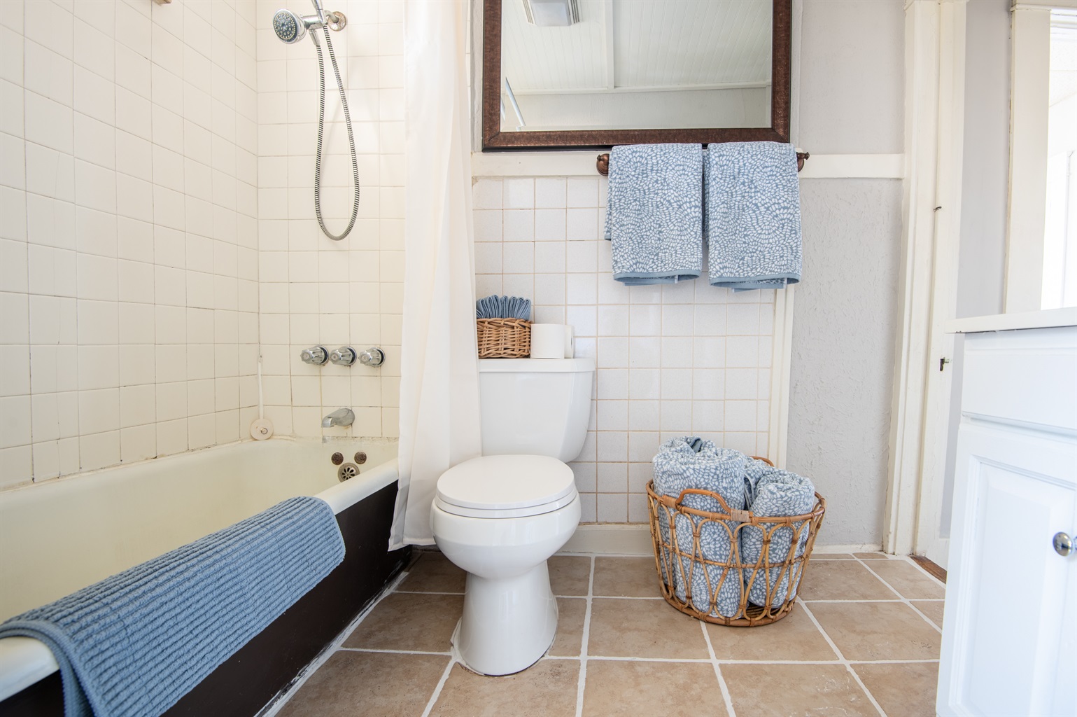 Bright bathroom, well-equipped for your convenience and comfort.