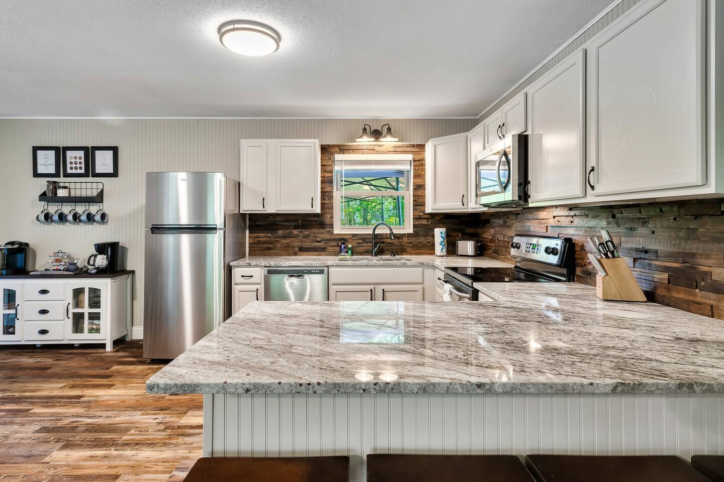 Create mountain memories in our fully-equipped kitchen. From hearty breakfasts before Dollywood to cozy dinners after hiking, this space has it all. Ready to cook up an adventure?