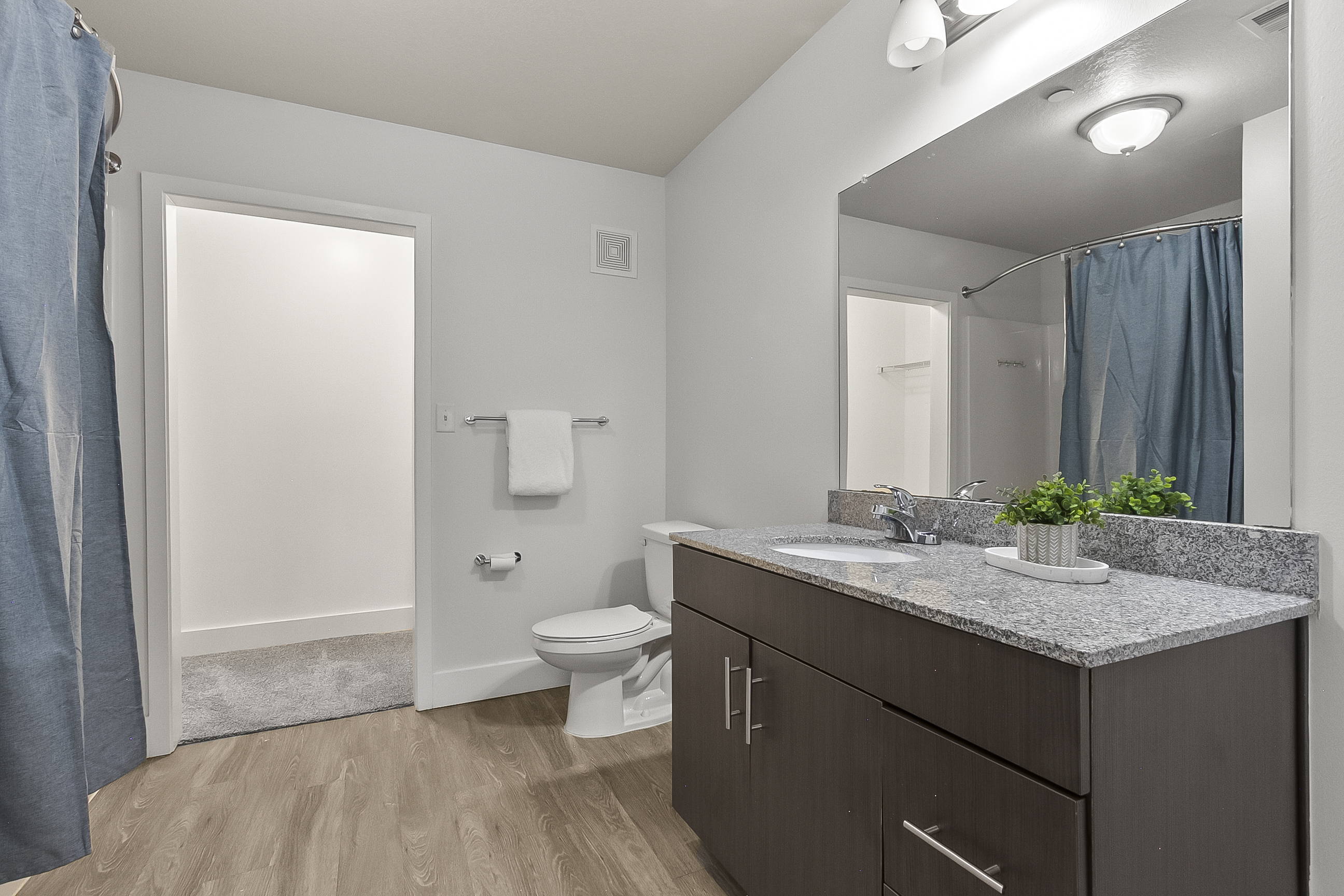King Bathroom 3