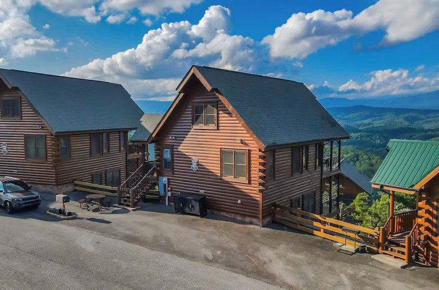 resort cabins too close to each other with little pricvacy