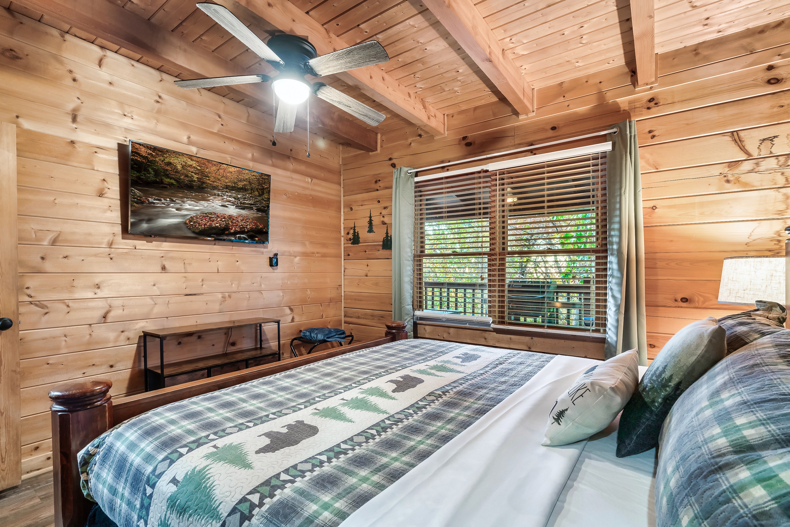 Master bedroom with Smart-TV