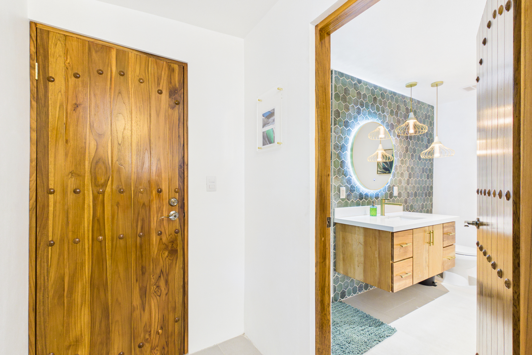 The private entrance from the outdoor covered rancho into bedroom 3 and the en suite bathroom in bedroom 3