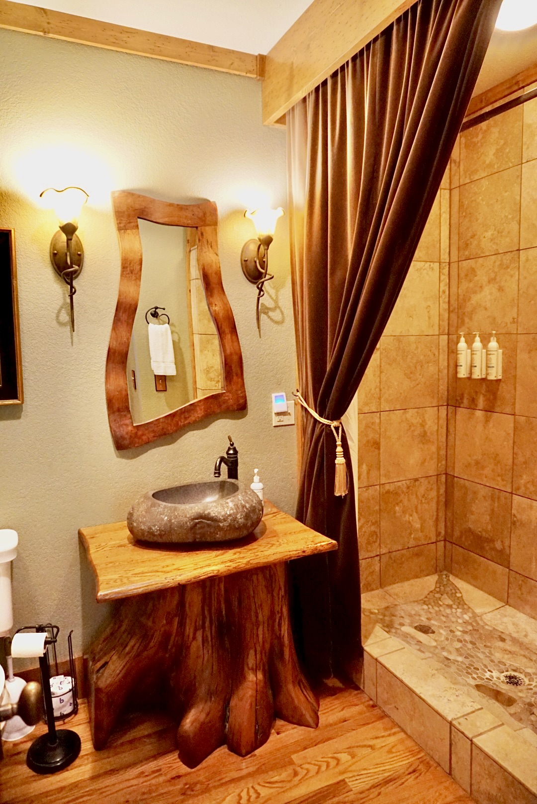 Unique details, unforgettable style. Even the bathroom is a work of art.