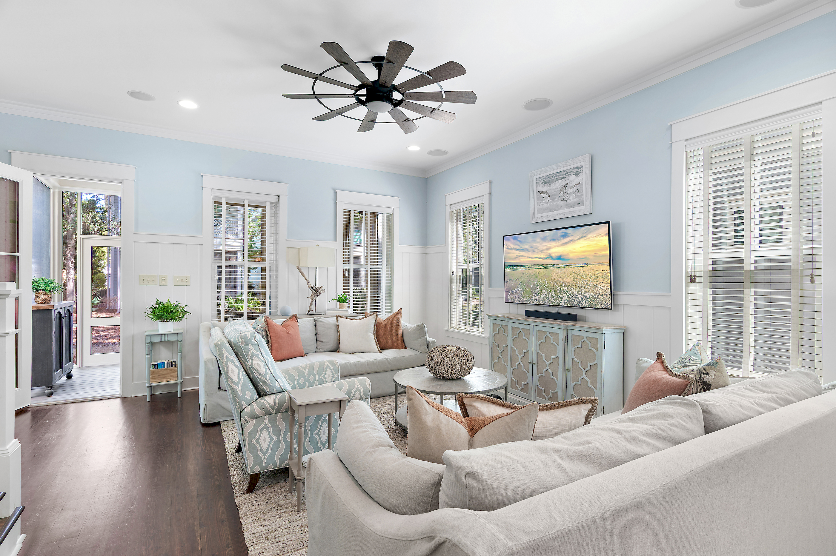 Gather 10–12 comfortably in this bright, open living space
