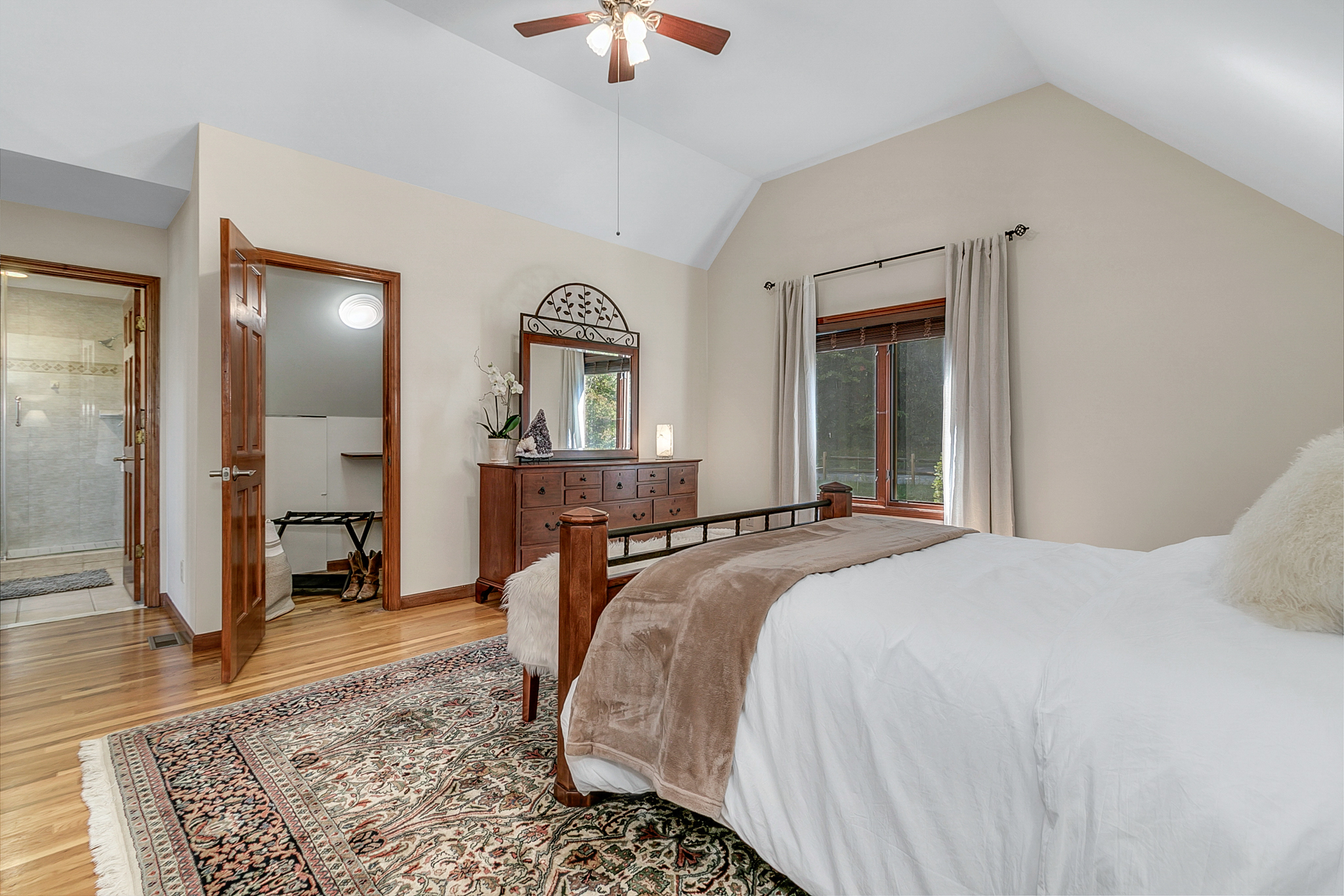 Upstairs Primary Suite with Queen Bed with en-suite bathroom and Walk-in Closet