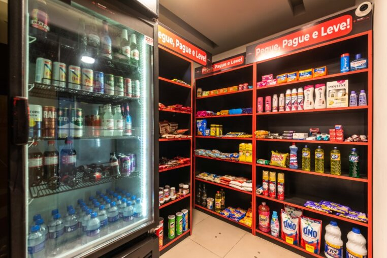 Mini Mercado 24h - Autoatendimento com refrigeradores e prateleiras organizadas — ideal para estadias de longa duração.