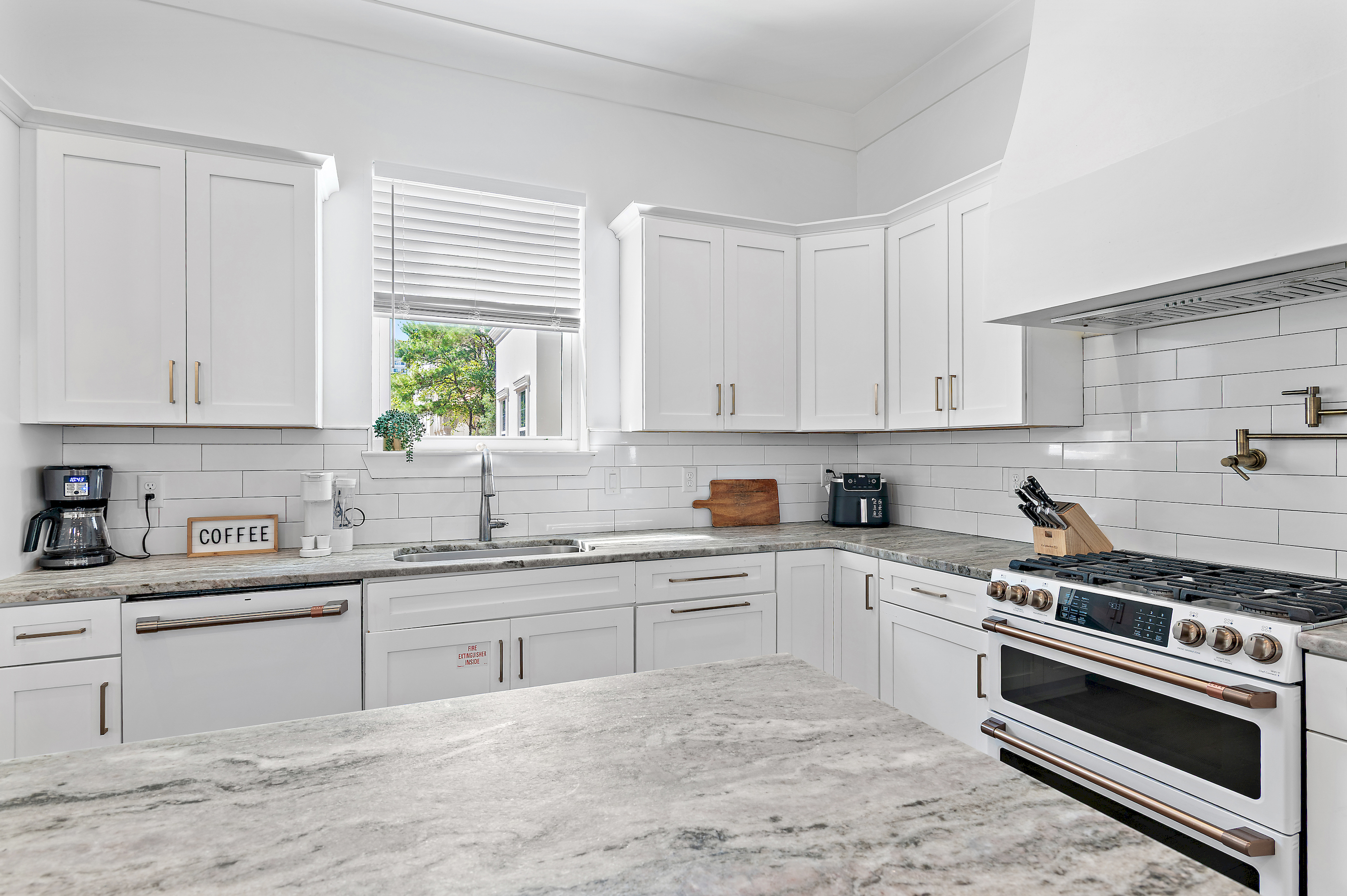 Fully Equipped Kitchen with a Welcoming Dining Area