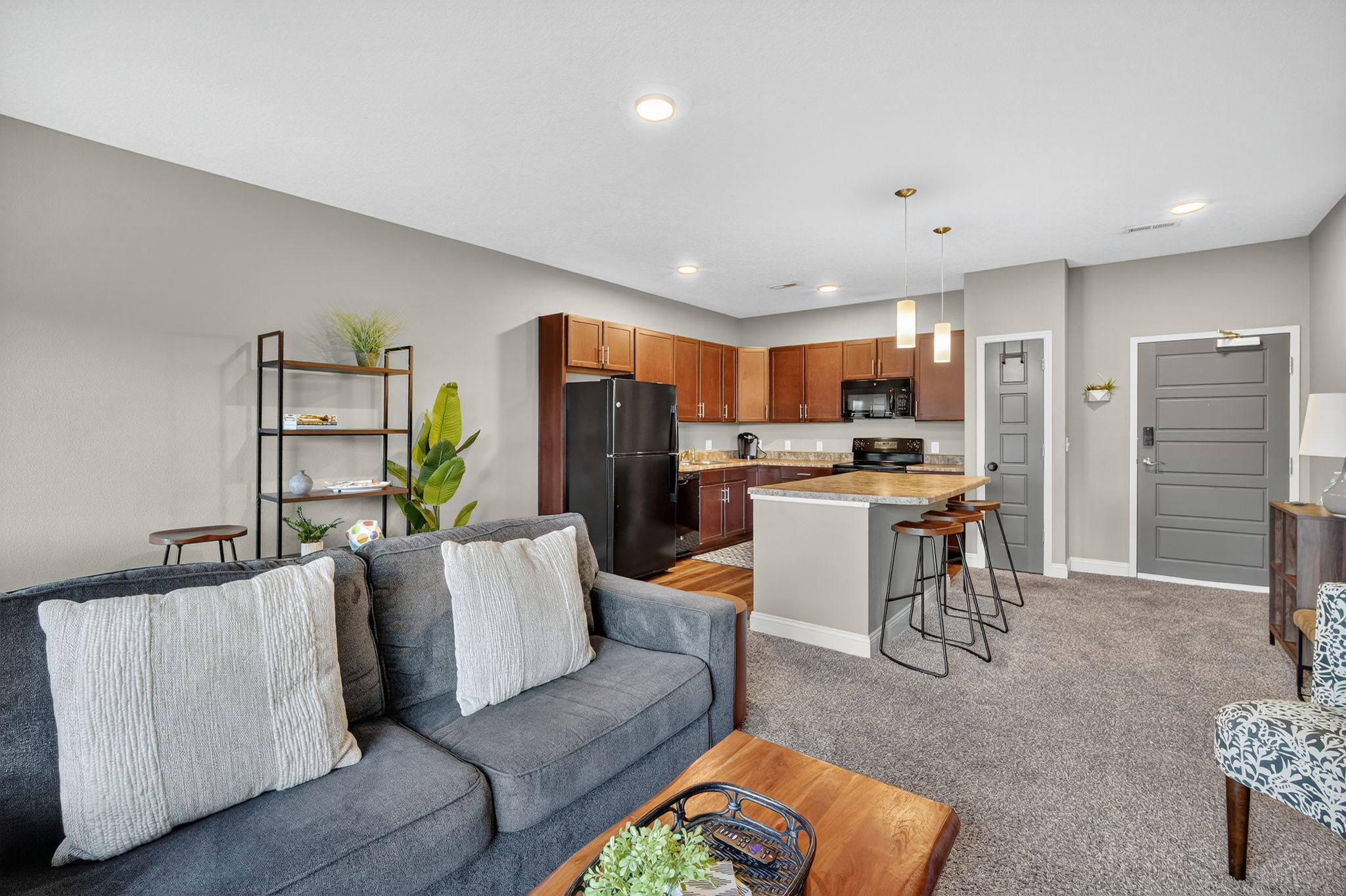 From sofa to stove, the open floor plan makes life easy. Comfortable seating, stylish shelving, and a fully equipped kitchen mean you can cook, relax, and entertain all in one space.