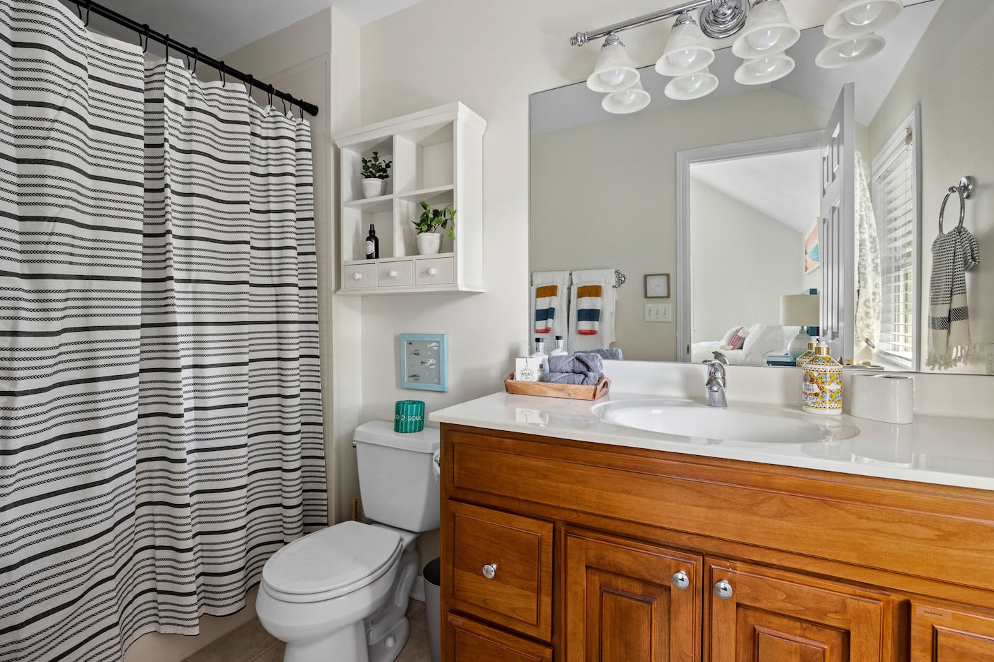 Full primary en suite bathroom with walk-in shower. 