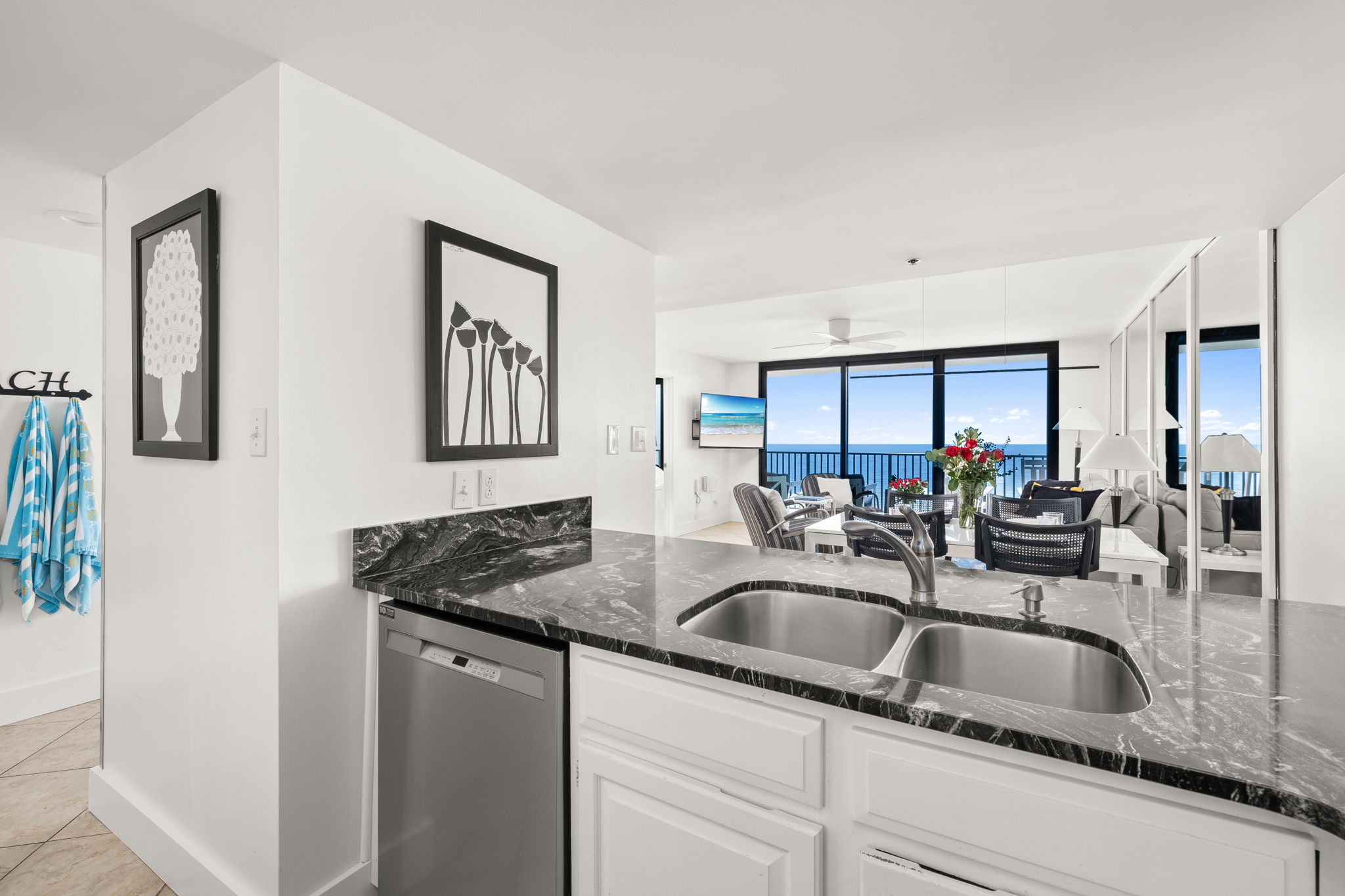 From quick breakfasts to relaxed dinners, the Gulf is always part of the experience.