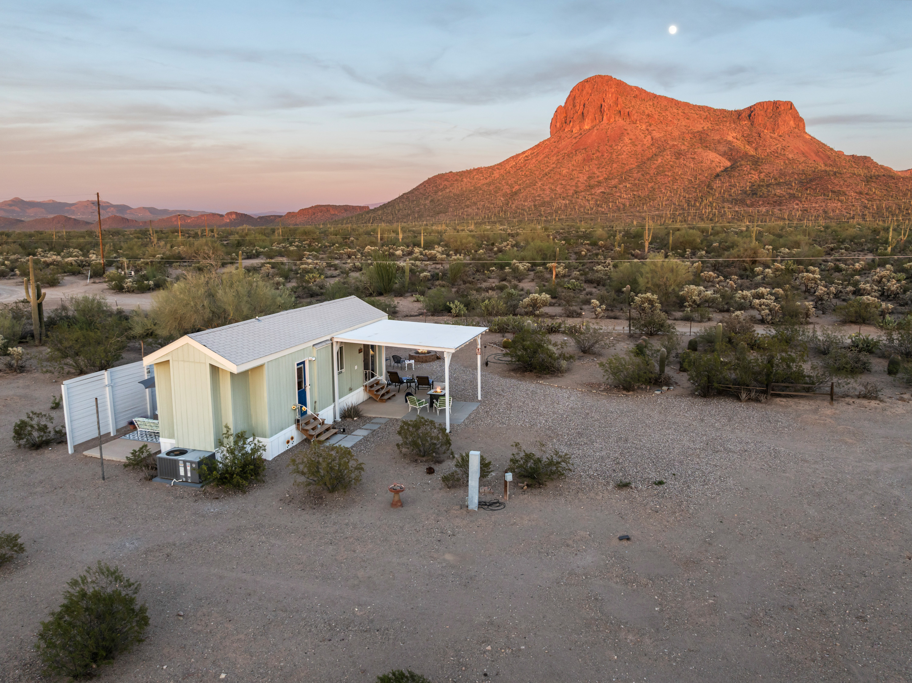 A private desert retreat with space to unwind and breathtaking views in every direction.
